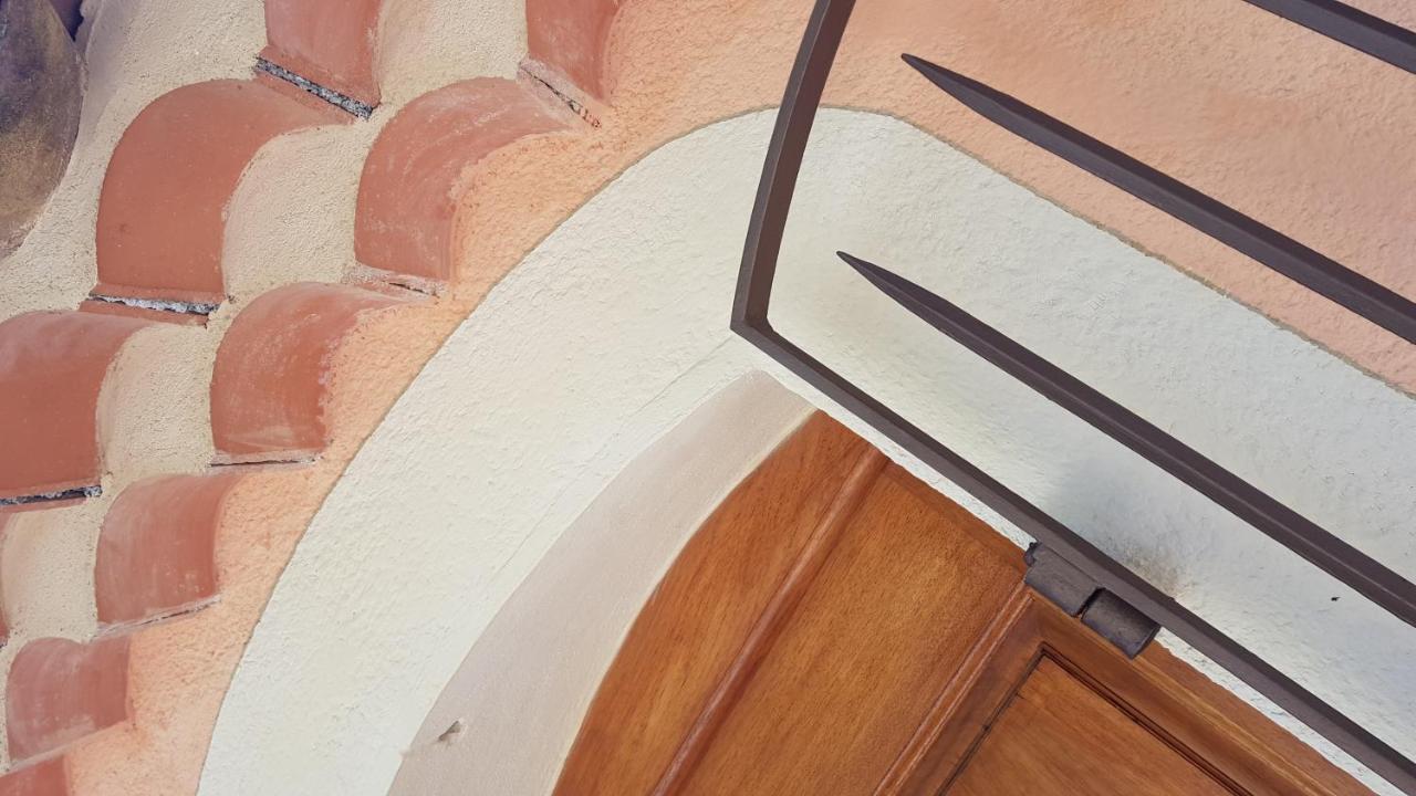 Pierres Blanches Acomodação com café da manhã Cotignac Exterior foto