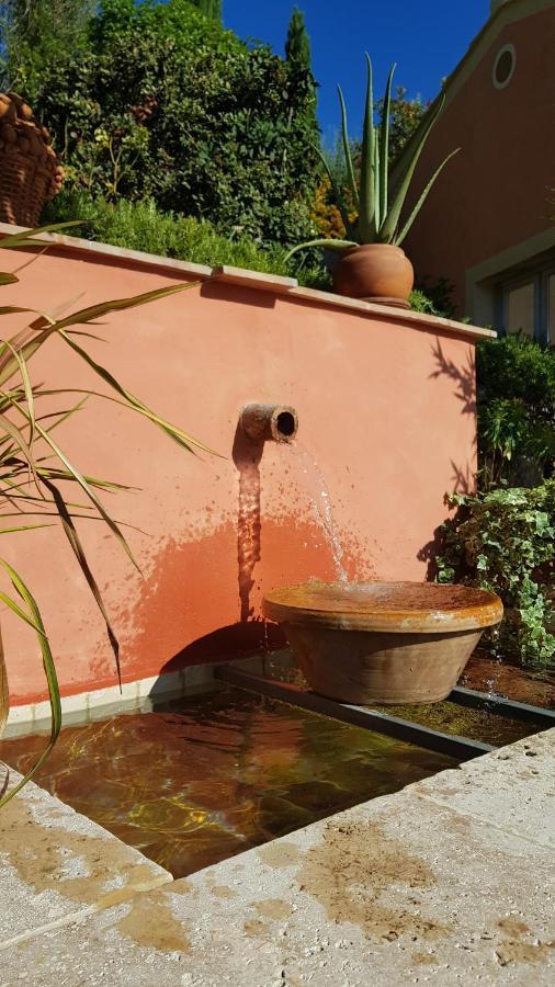 Pierres Blanches Acomodação com café da manhã Cotignac Exterior foto